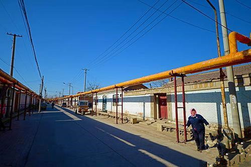 資料圖：天津市西青區(qū)辛口鎮(zhèn)郭莊子村，電代煤供暖管道通入家家戶戶。 <a target='_blank' >中新社</a>記者 佟郁 攝