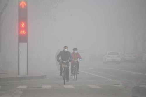 2016年2月12日，山東多地遭遇霧霾天氣。市民在大霧籠罩下的山東省聊城市街頭騎行。 圖片來源：視覺中國