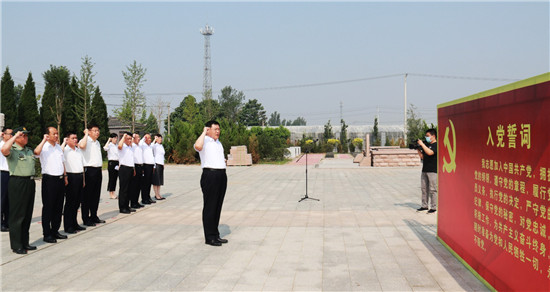 東昌府區(qū)委理論學習中心組赴東昌府烈士陵園接受黨性黨風教育