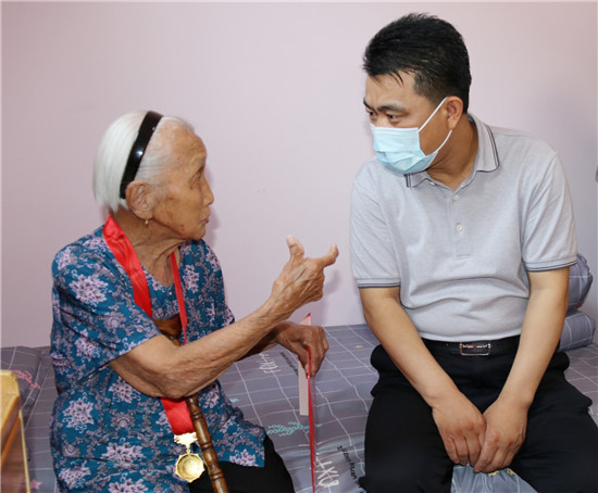 東昌府區(qū)委副書記、區(qū)長巴海峰走訪慰問老黨員并頒發(fā)“光榮在黨50年”紀念章