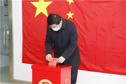 東昌府區(qū)委書記馬軍權以普通選民身份參加所在選區(qū)人大代表投票選舉