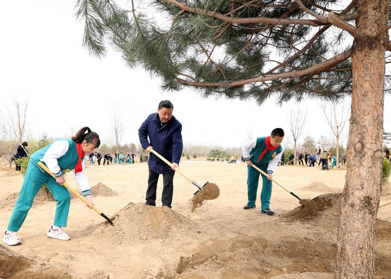 連續(xù)10年參加首都義務(wù)植樹 習(xí)近平引領(lǐng)建設(shè)綠色家園