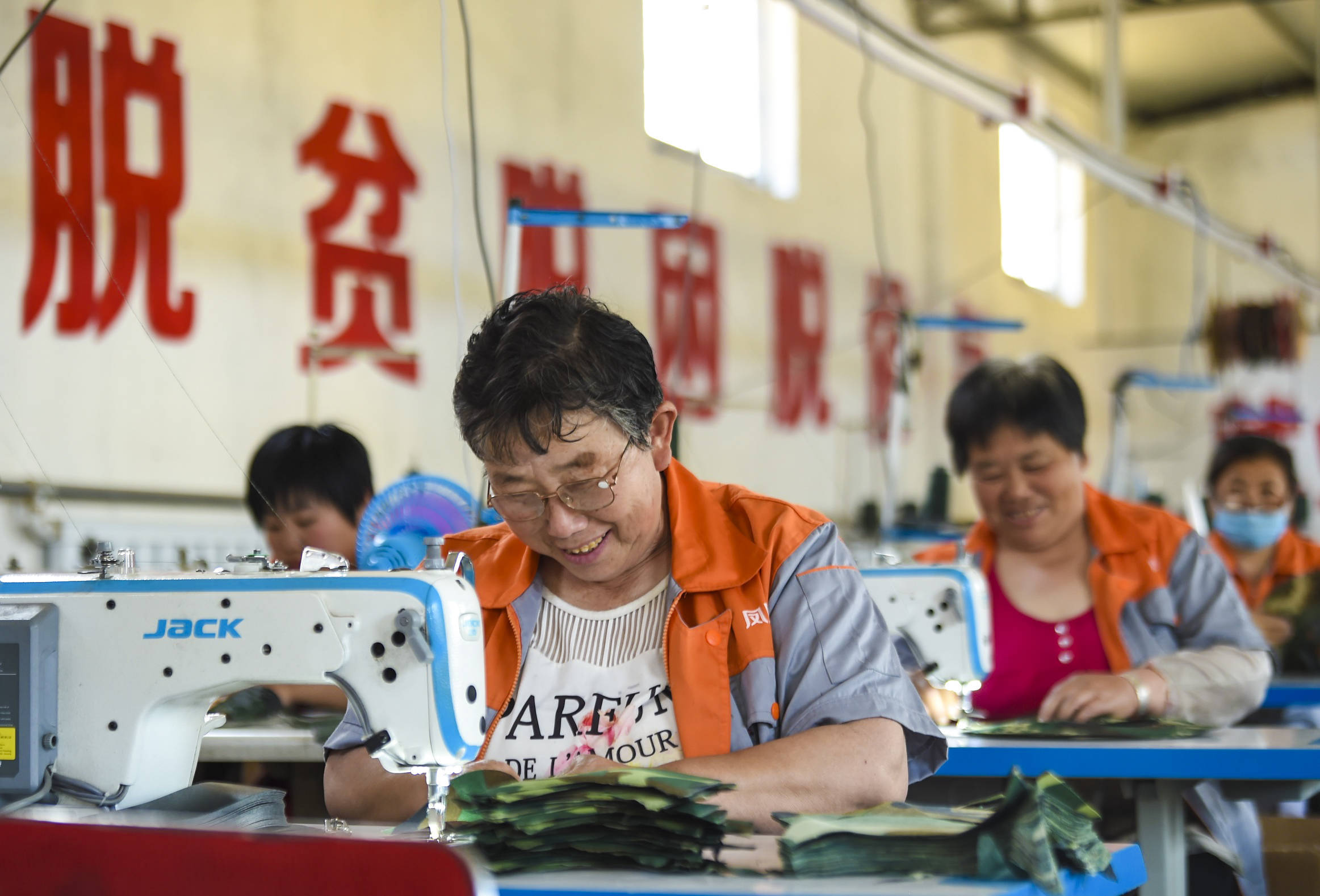 社區(qū)就業(yè)幫扶車間助移民群眾致富